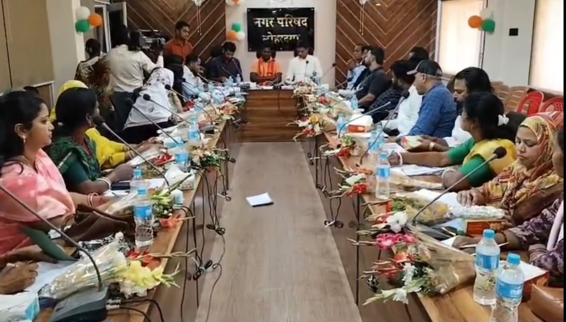 बोर्ड को बैठक में उपस्थित अध्यक्ष, उपाध्यक्ष व पार्षदगण