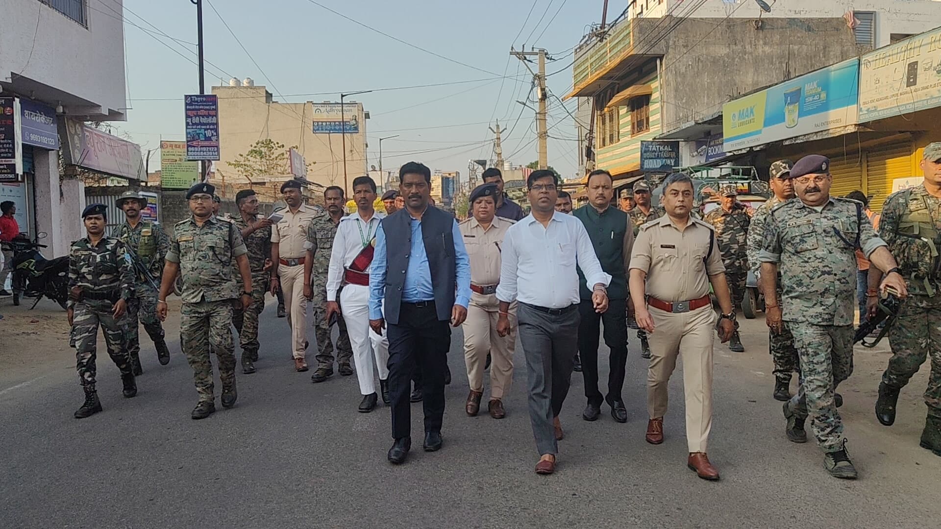 फ्लैग मार्च करते डीसी, एसपी व अन्य