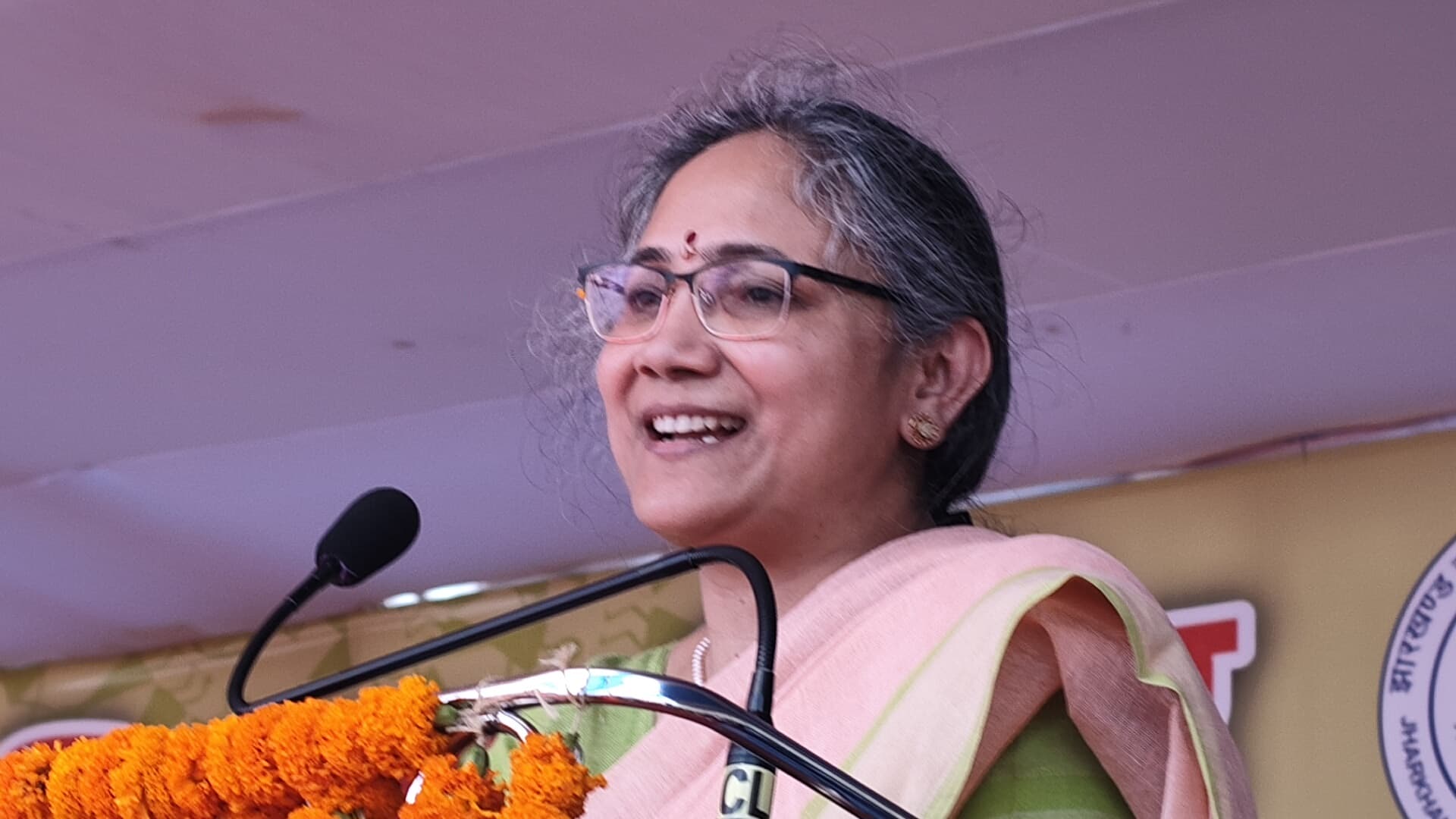 कार्यक्रम को संबोधित करतीं न्यायमूर्ति
