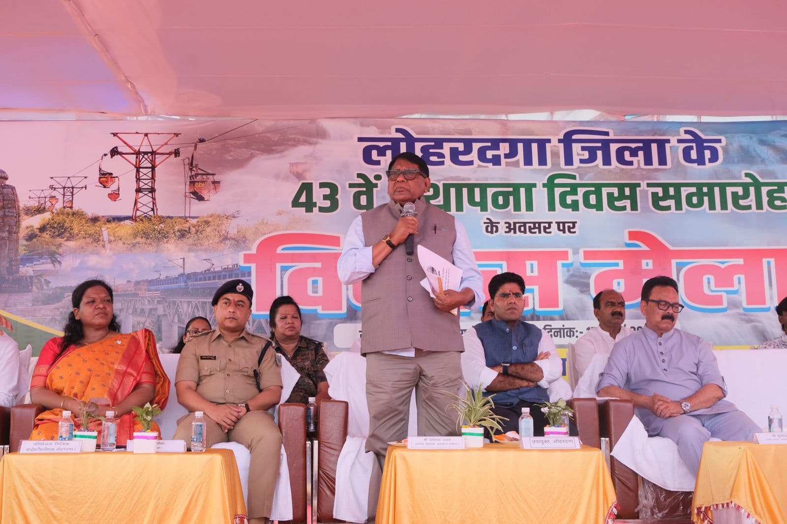 कार्यक्रम को संबोधित करते विधायक डॉ रामेश्वर उरांव