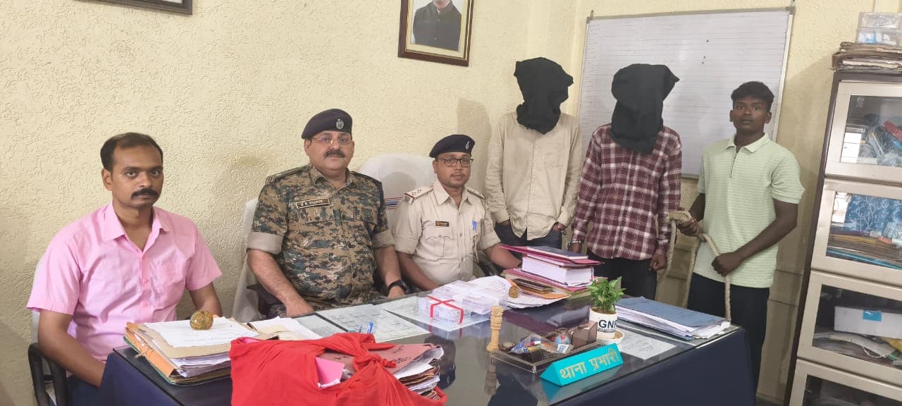 आरोपियों को प्रस्तुत करते थाना प्रभारी व अन्य