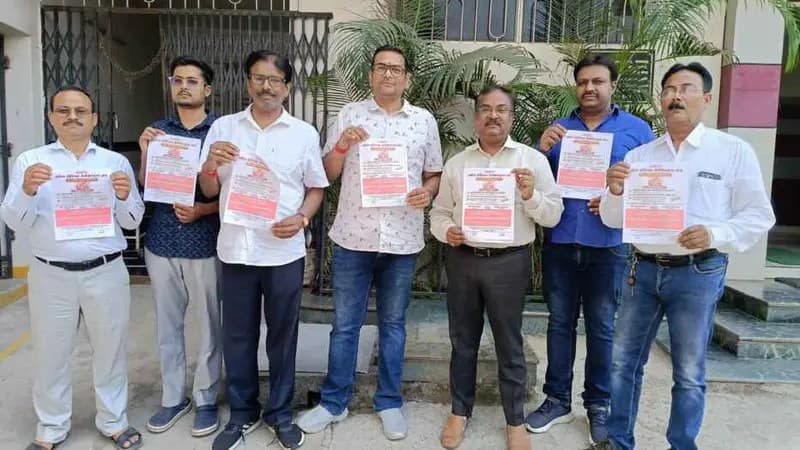 बंद को लेकर जानकारी देते जिला सचिव व अन्य दवा व्यवसाई