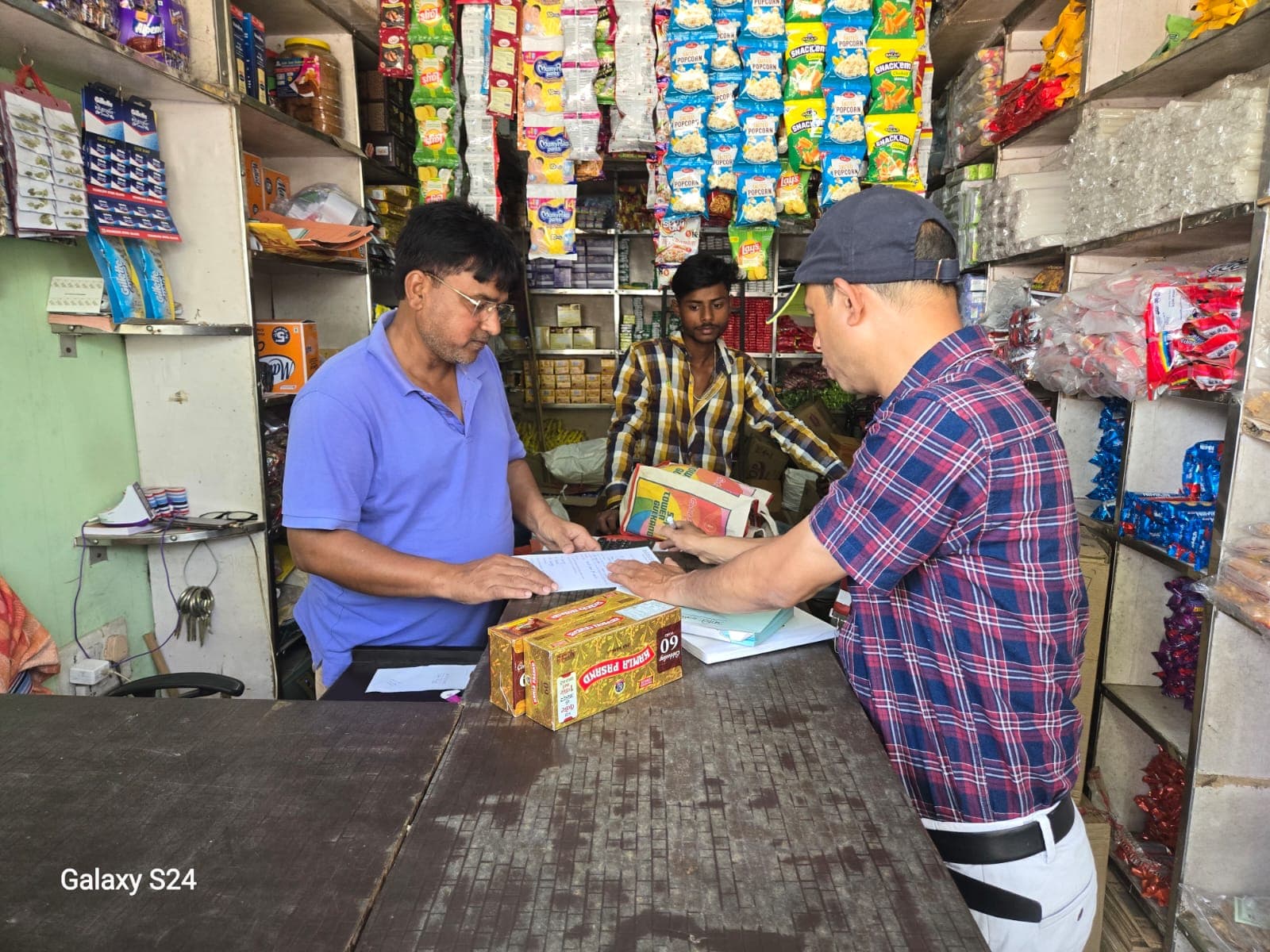 दुकानों में छापेमारी अभियान चलाते अधिकारी