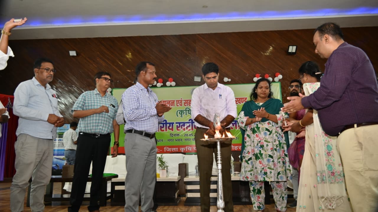 कार्यशाला का उद्घाटन करते उपायुक्त व अन्य अधिकारी