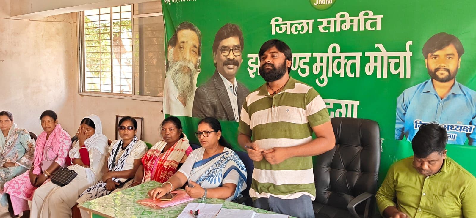 तैयारी को लेकर बैठक करते जिला अध्यक्ष व अन्य