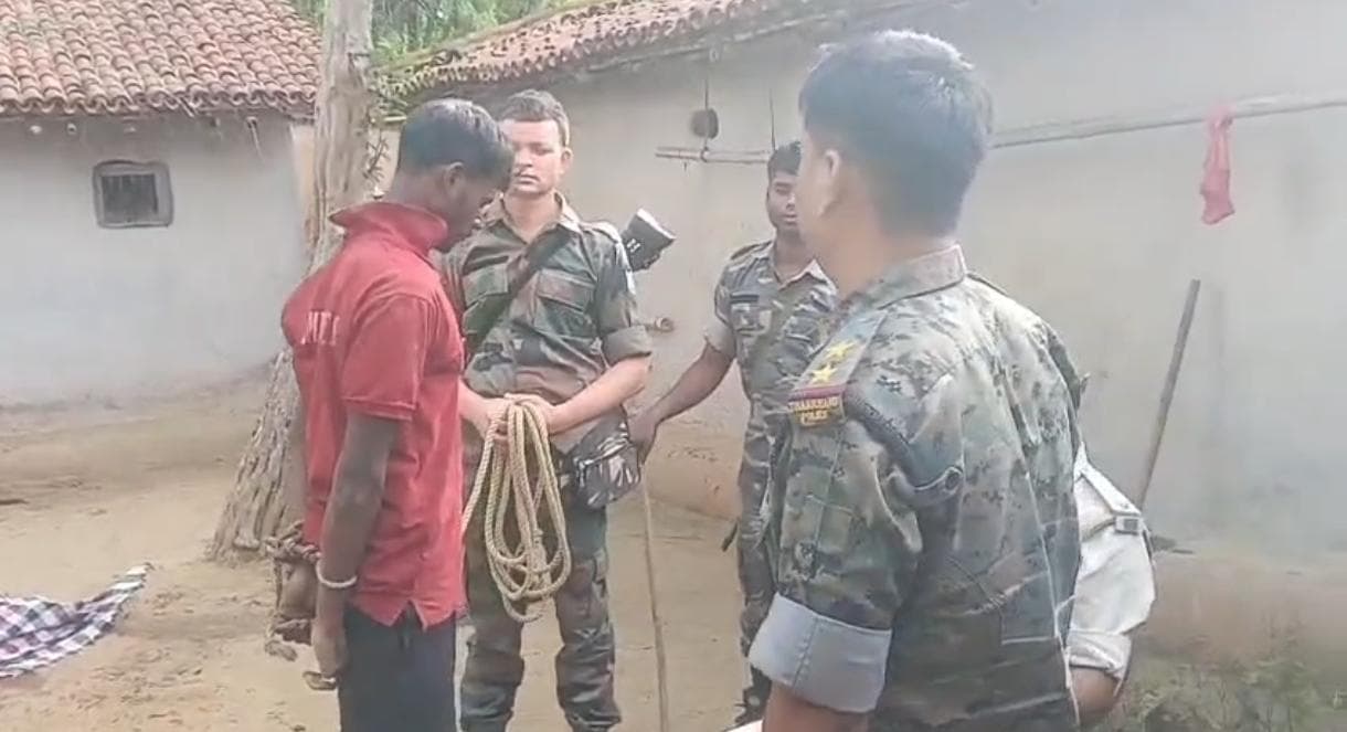 आरोपी से पूछताछ करती पुलिस