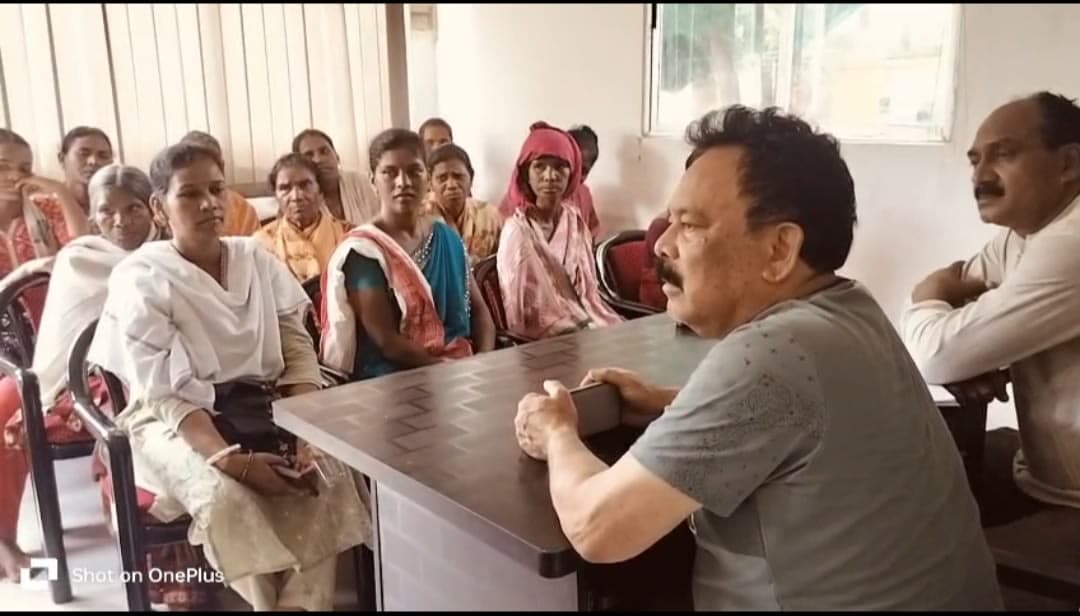ग्रामीणों की समस्या सुनते सांसद