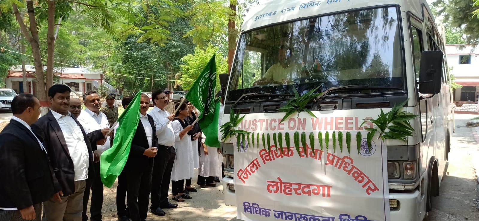 जागरूकता वैन को रवाना करते पीडीजे व अन्य