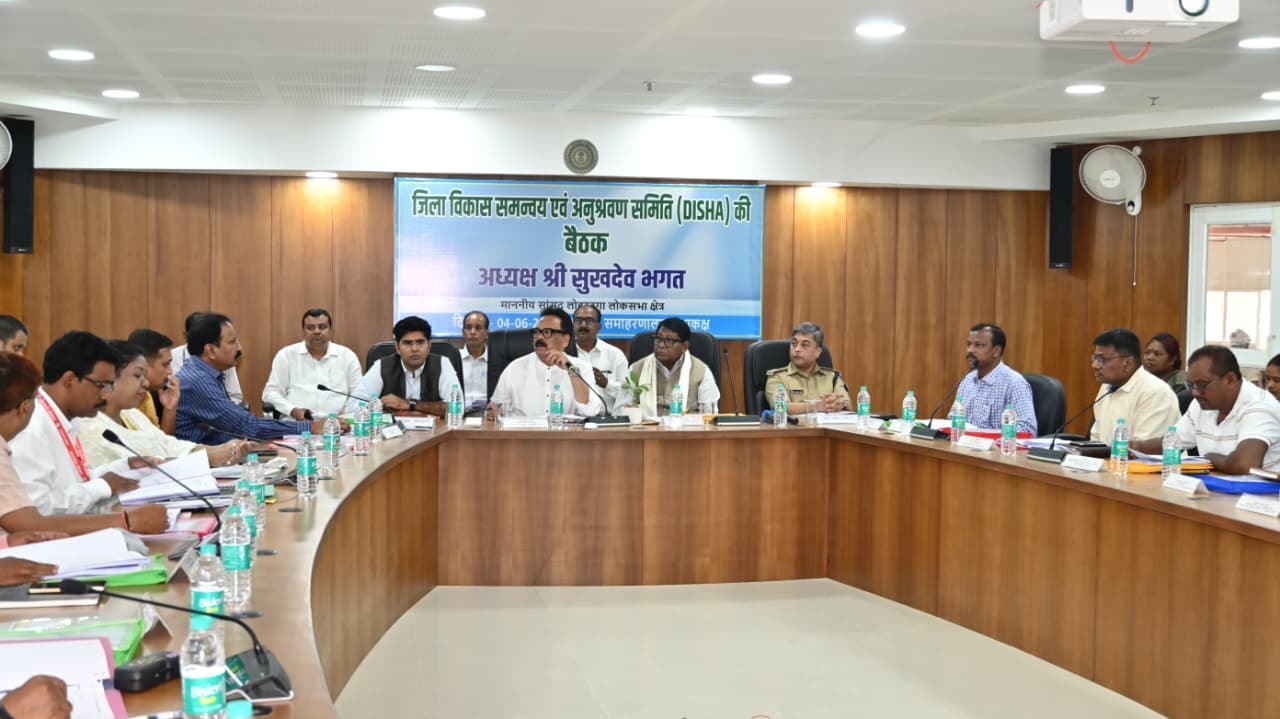 दिशा की बैठक में शामिल सांसद सुखदेव भगत व विधायक डॉ रामेश्वर उरांव