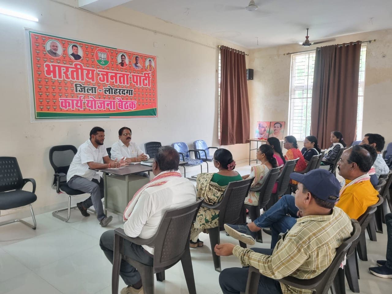 बैठक करते भाजपाई