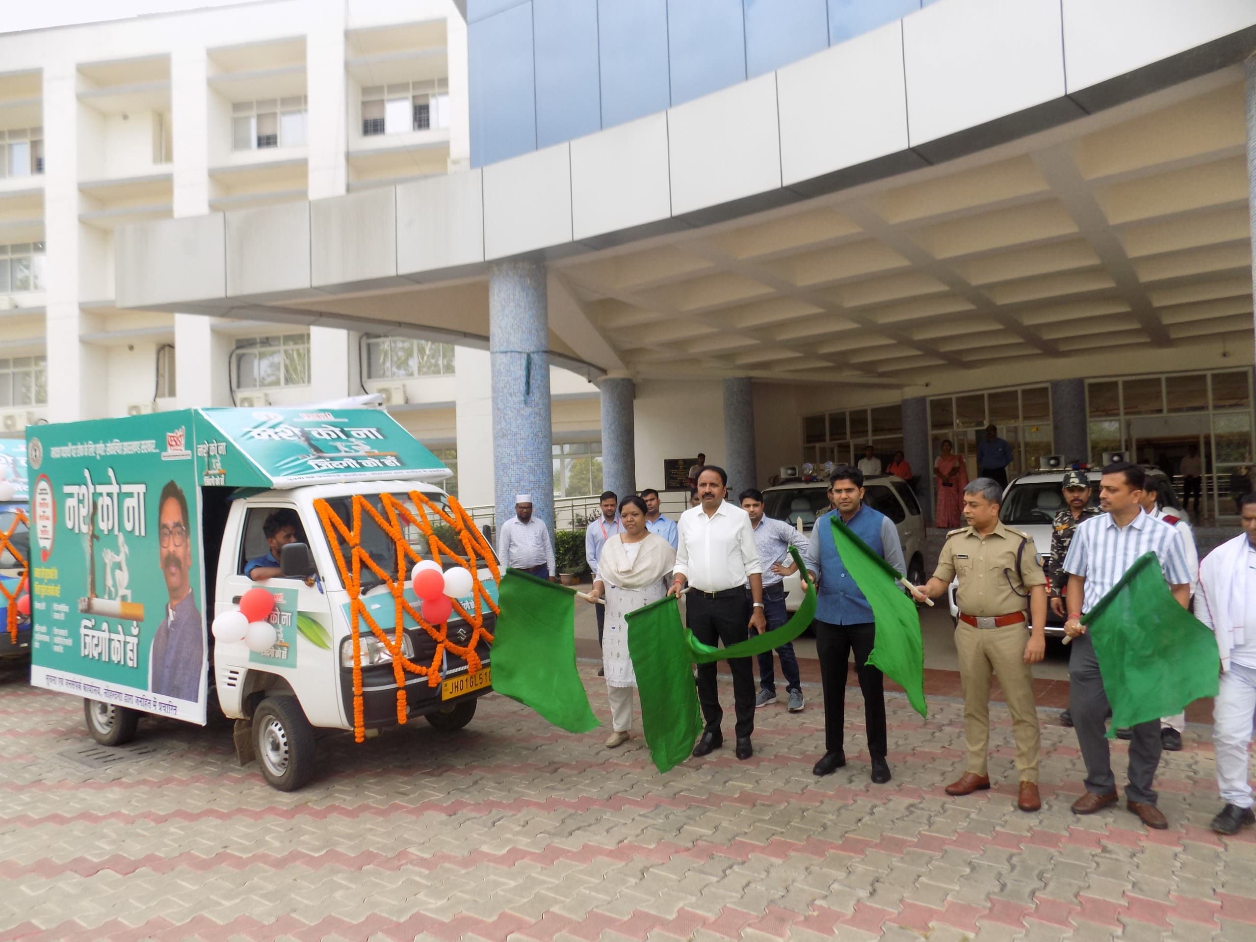 हरी झंडी दिखाकर जागरूकता रथ को रवाना करते उपायुक्त, एसपी व अन्य अधिकारी