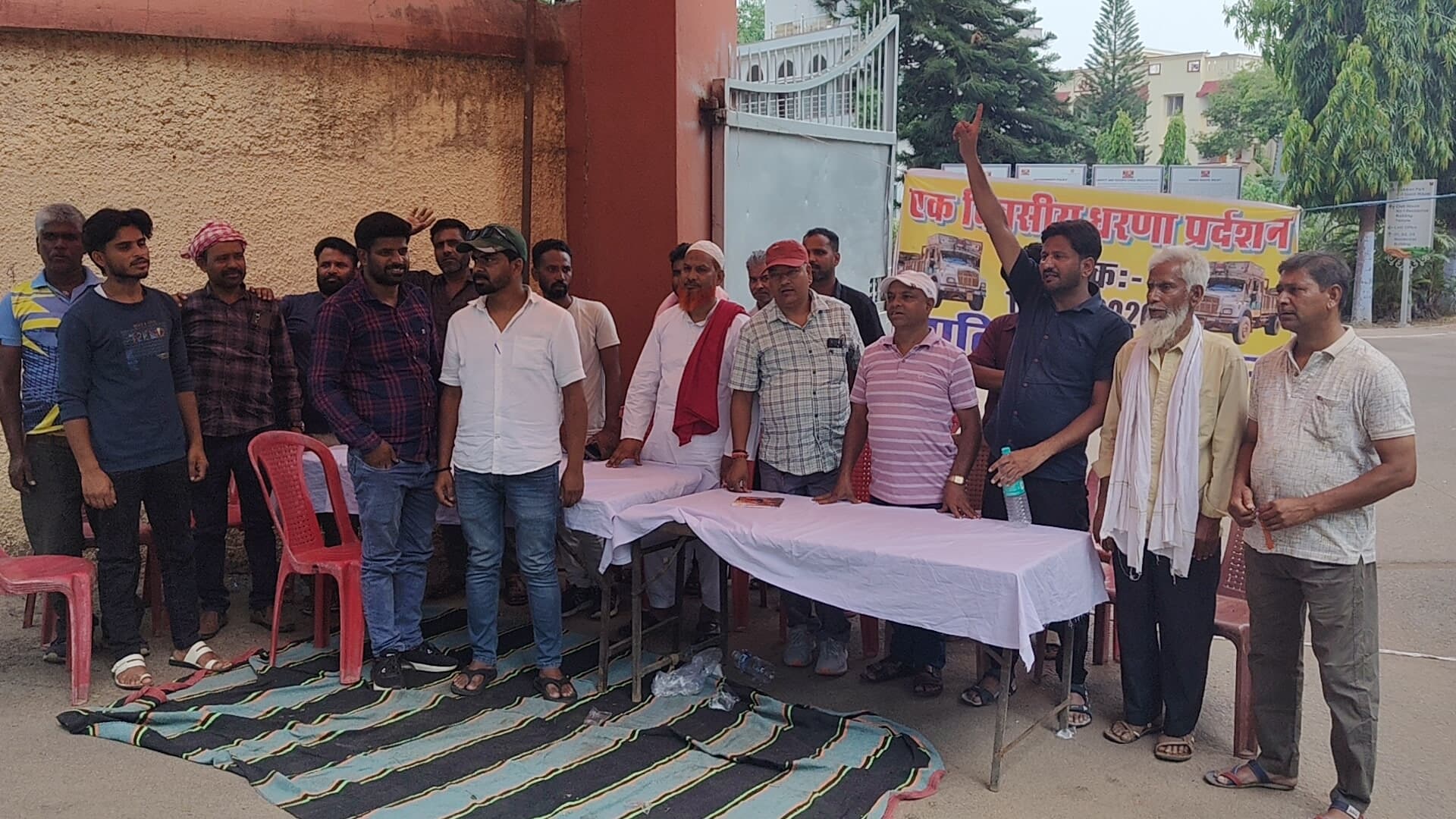 प्रदर्शन करते ट्रक मालिक