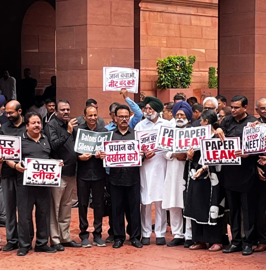 प्रदर्शन करते कांग्रेस के सांसद
