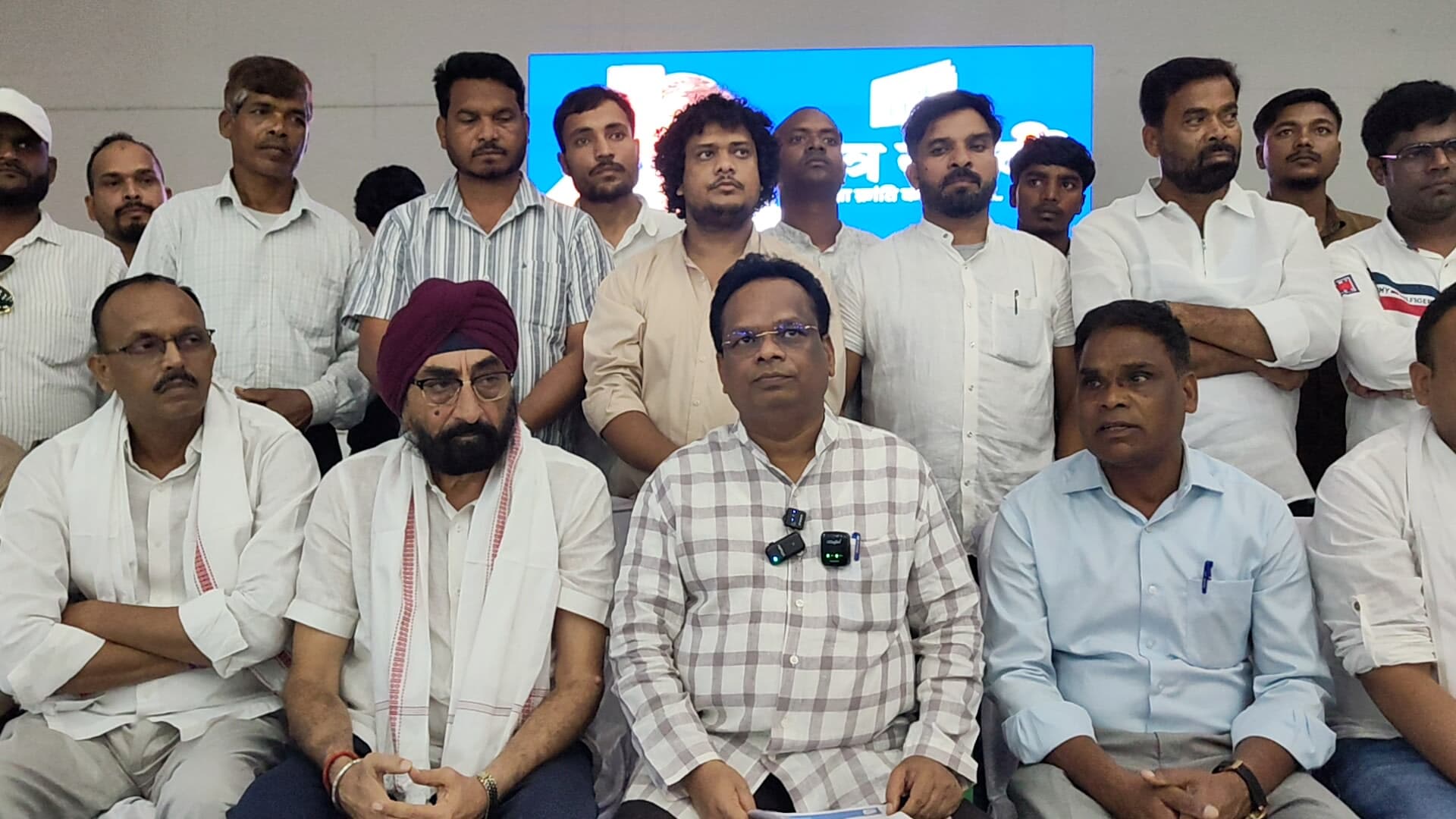 प्रेस वार्ता में शामिल कांग्रेसी