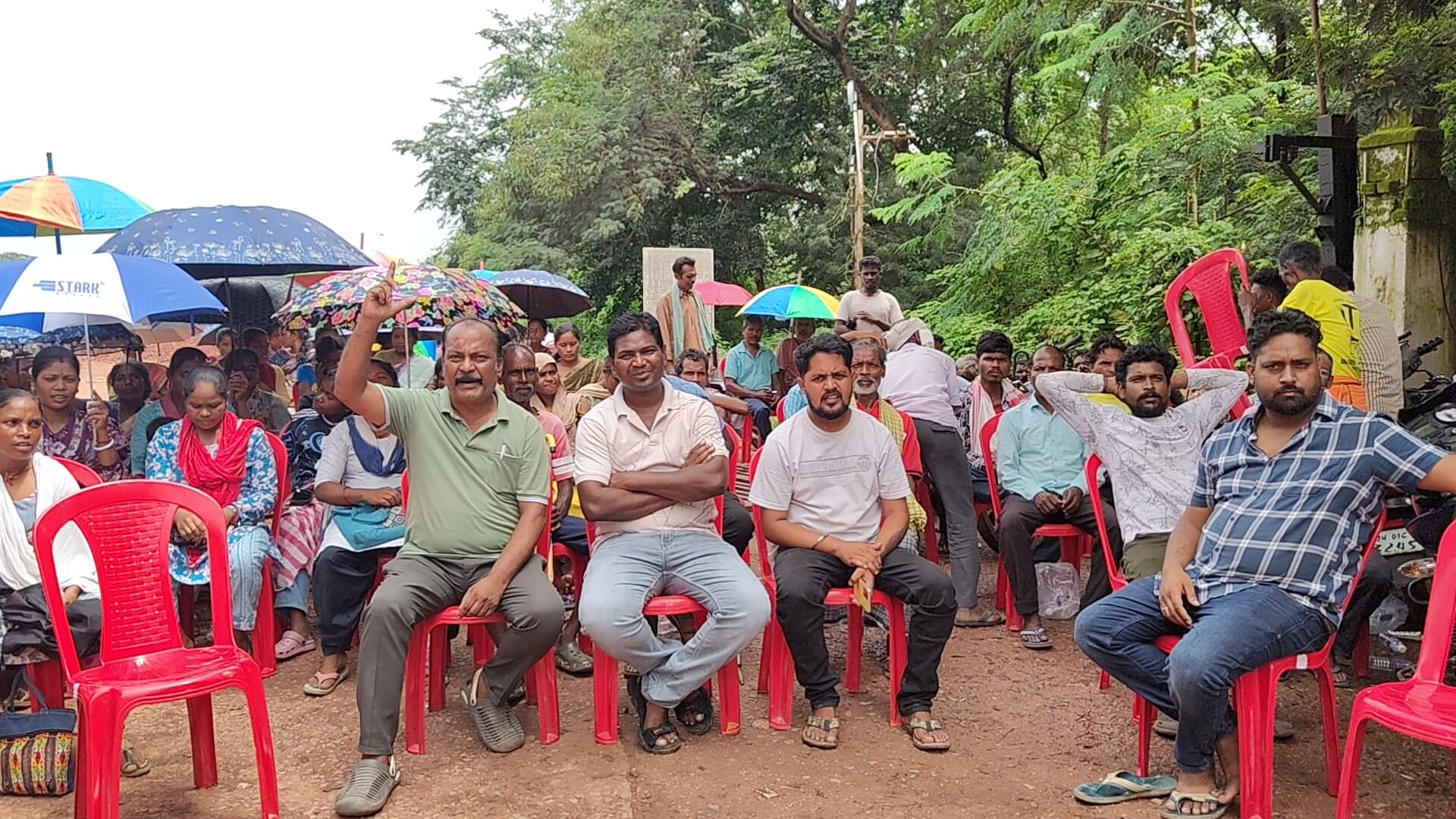 रोपवे गेट पर मजदूरों का धरना, बंद डंपिंग यार्ड खुलवाने की मांग