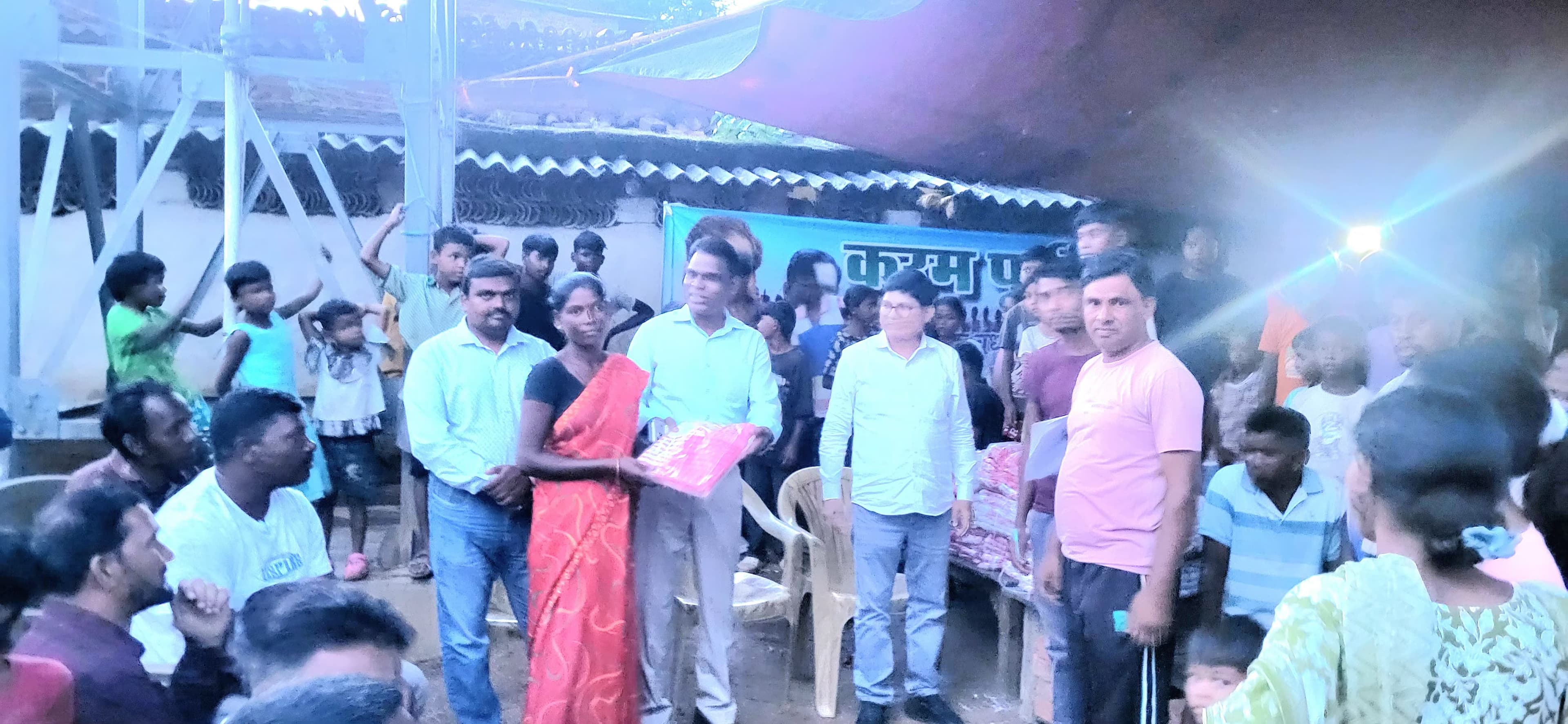 करम पर्व पर सुखैर भगत ने बांटी सांस्कृतिक साड़ियां, कहा- समाज की खुशियों में सहभागी बनना हमारा दायित्व