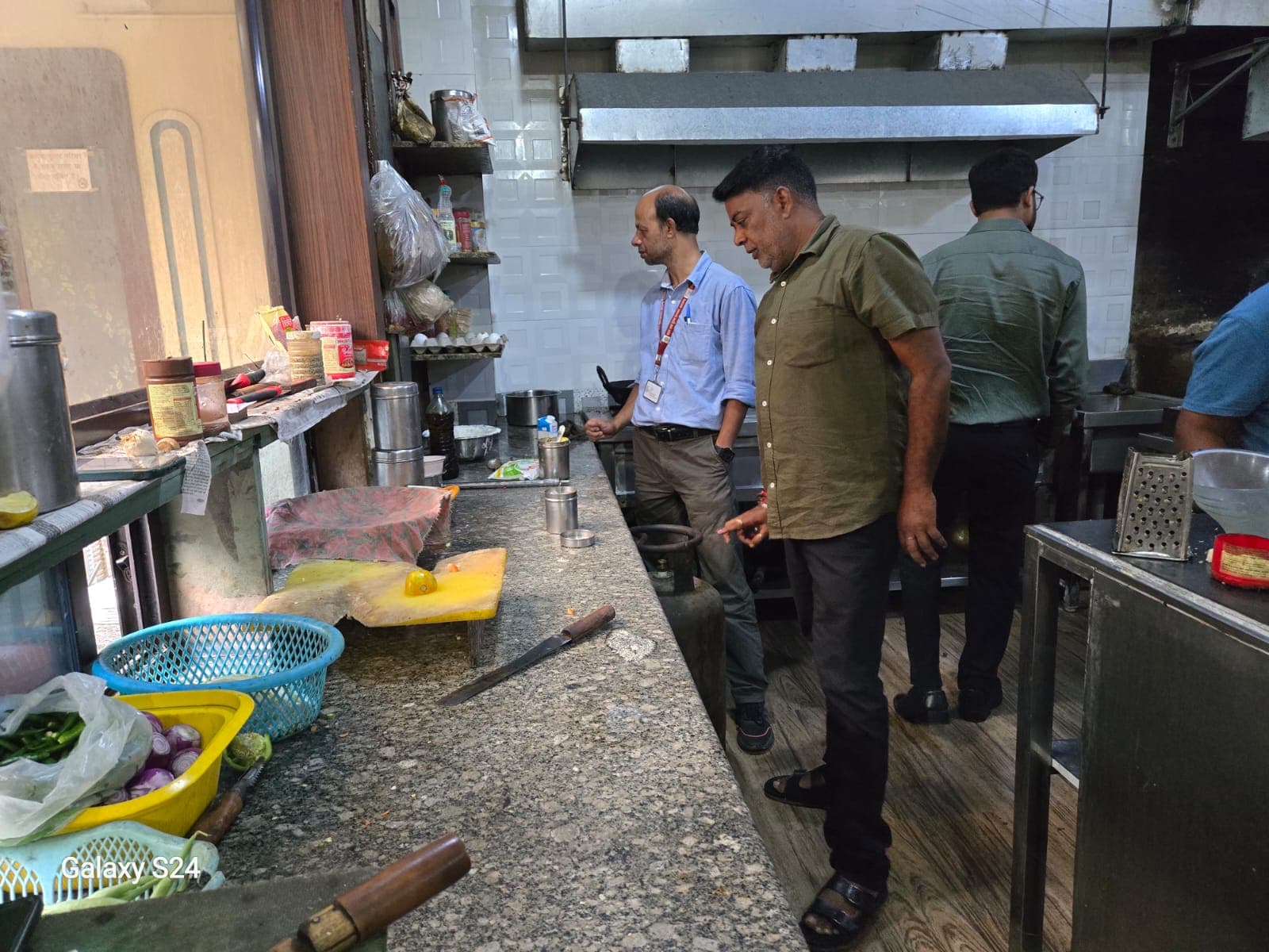 मिलावटी पनीर की तलाश में खाद्य सुरक्षा विभाग का सघन अभियान, कई प्रतिष्ठानों की जांच