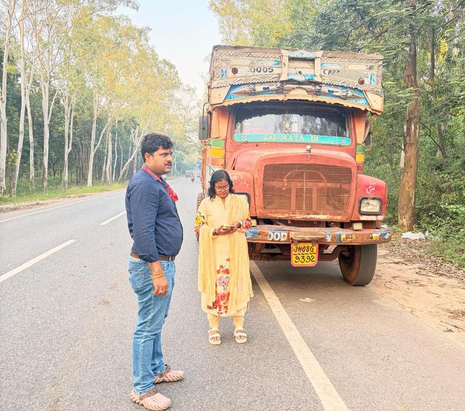 सड़क किनारे बेतरतीब खड़े भारी वाहनों पर परिवहन विभाग की कार्रवाई, 55 हजार का चालान