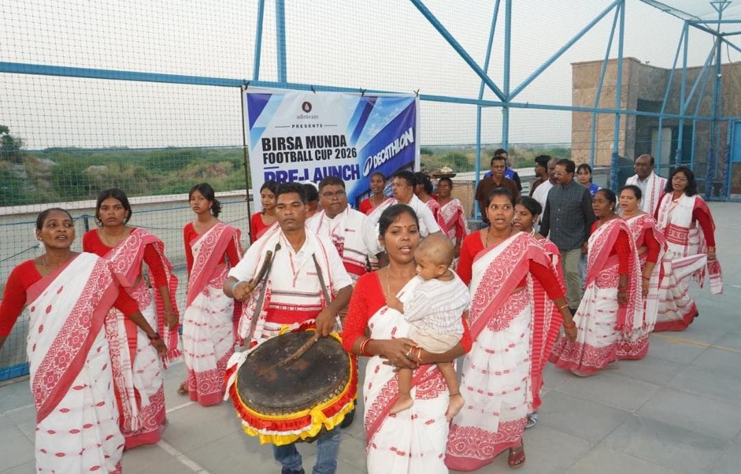 नई दिल्ली में बिरसा मुंडा फुटबॉल टूर्नामेंट की जर्सी लॉन्च