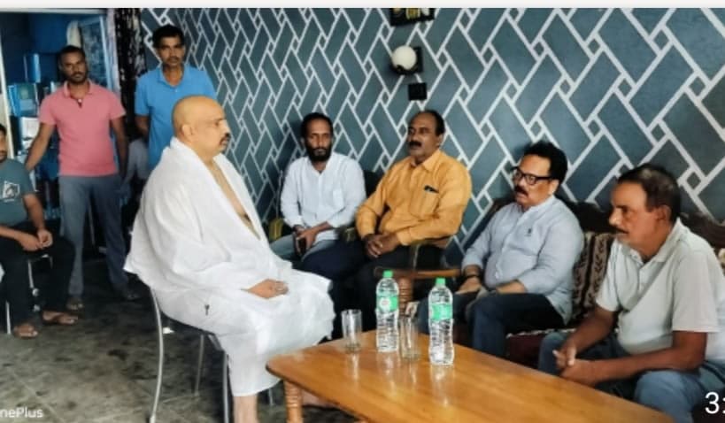 अंवराझरिया हादसे में दो युवकों की मौत, परिजनों से मिले सांसद भगत