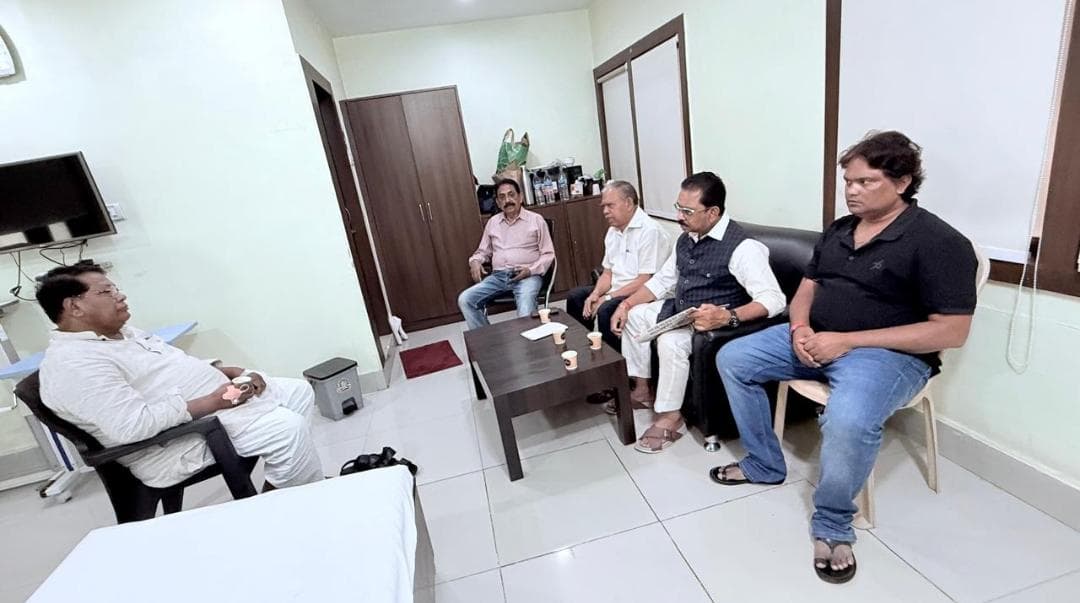 लोहरदगा विधायक रामेश्वर उरांव का हाल जानने अस्पताल पहुंचे धीरज प्रसाद साहू