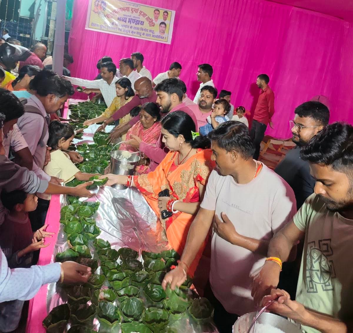 पतराटोली में श्री शुभकामना दुर्गा पूजा समिति की महाआरती, भंडारे में उमड़े श्रद्धालु