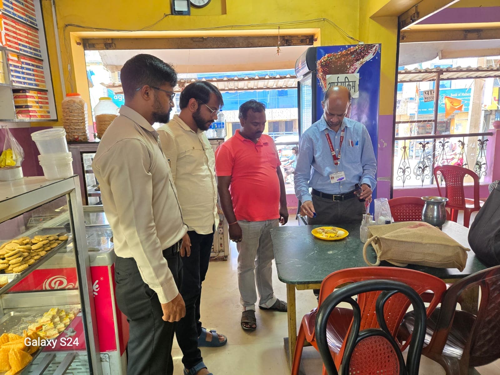 लोहरदगा में खाद्य सुरक्षा विभाग की छापेमारी, वर्मा स्वीट्स पर पांच हजार का जुर्माना