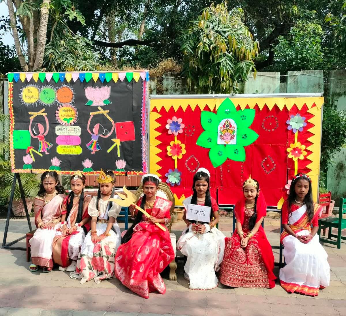 नवरात्रि पर जूनियर डीएवी में सजे मां दुर्गा के नौ स्वरूप, बच्चों ने दिखाई प्रतिभा