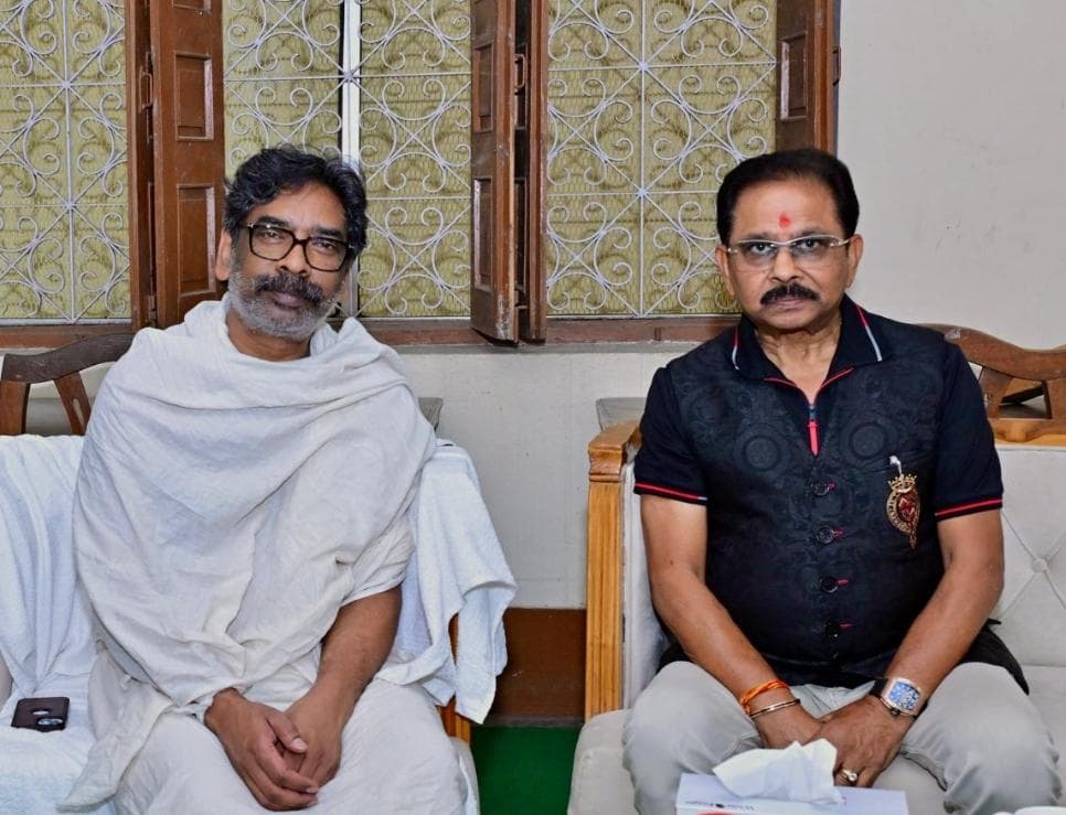 नेमरा पहुंचकर धीरज प्रसाद साहू ने हेमंत सोरेन से की मुलाकात, रूपी सोरेन को दी श्रद्धांजलि