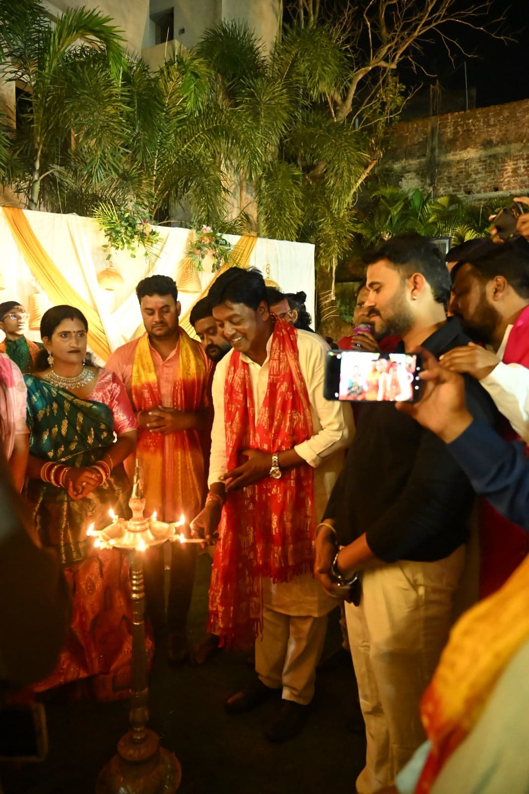 लोहरदगा में डांडिया की धूम, रंग-बिरंगे परिधानों में थिरके लोग