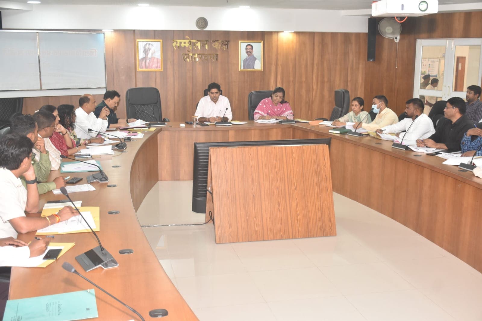लोहरदगा में राजस्व वसूली को लेकर प्रशासन सख्त, अवैध खनन और बिजली चोरी पर होगी कार्रवाई
