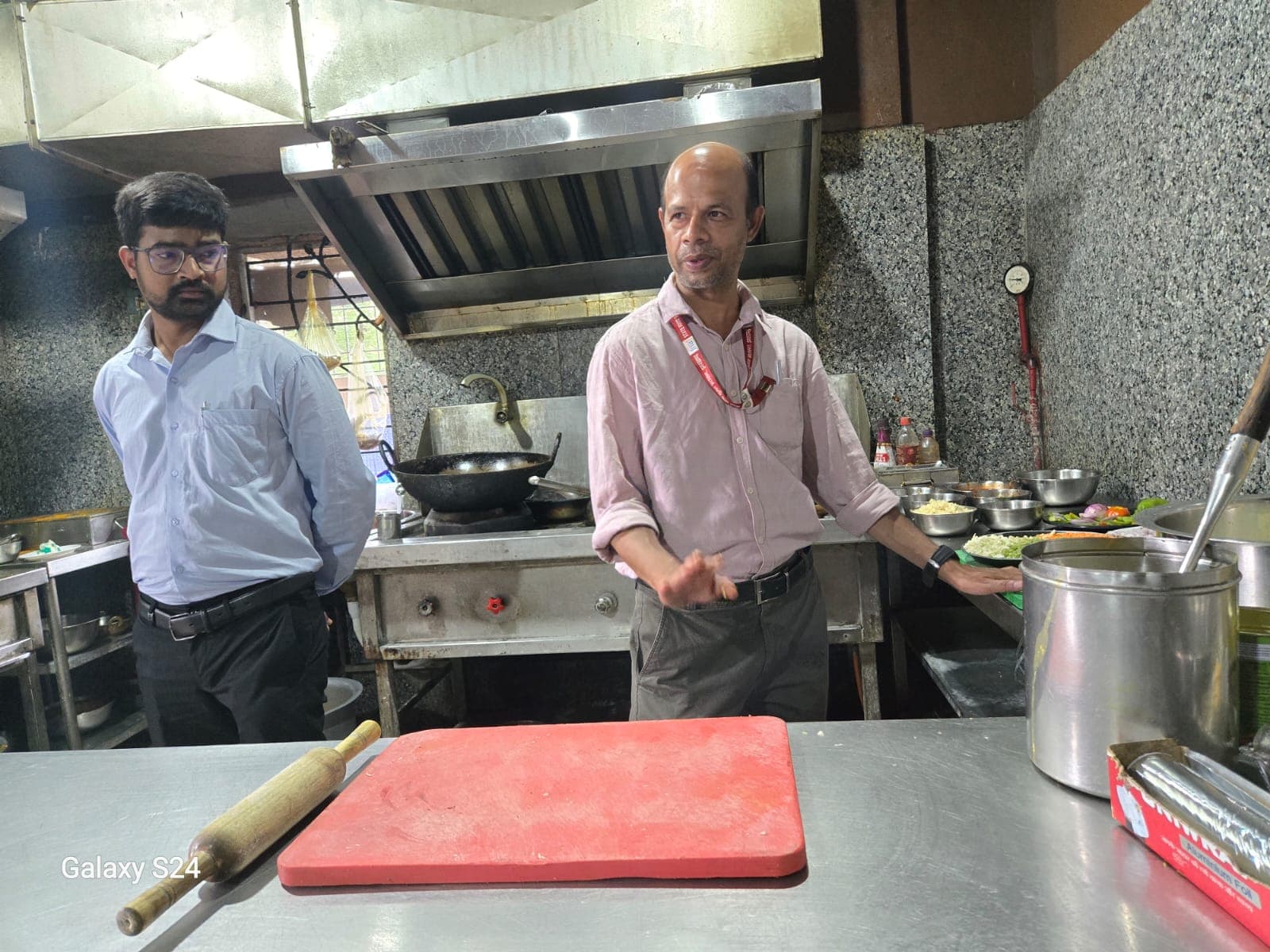 जांच करते खाद्य सुरक्षा पदाधिकारी जांच करते खाद्य सुरक्षा पदाधिकारी