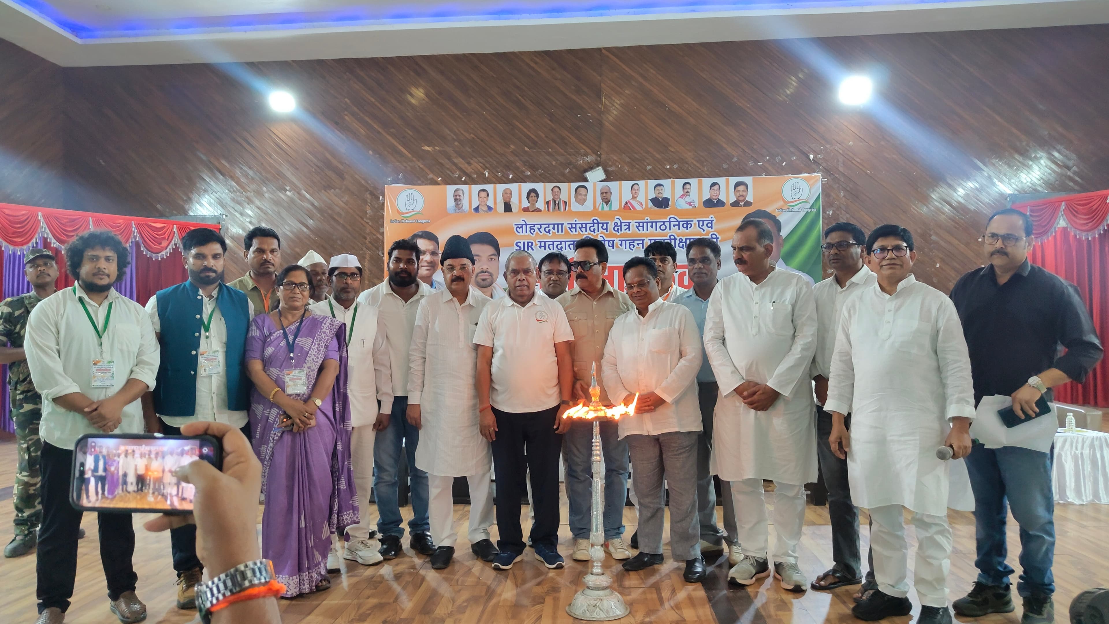 बैठक के दौरान उपस्थित कांग्रेस के पदाधिकारी बैठक के दौरान उपस्थित कांग्रेस के पदाधिकारी