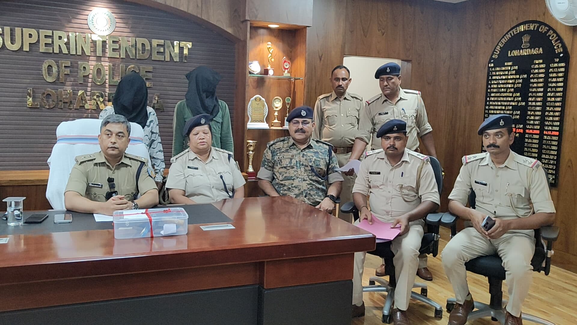 आरोपियों को मीडिया के समक्ष प्रस्तुत करते अधिकारी आरोपियों को मीडिया के समक्ष प्रस्तुत करते अधिकारी