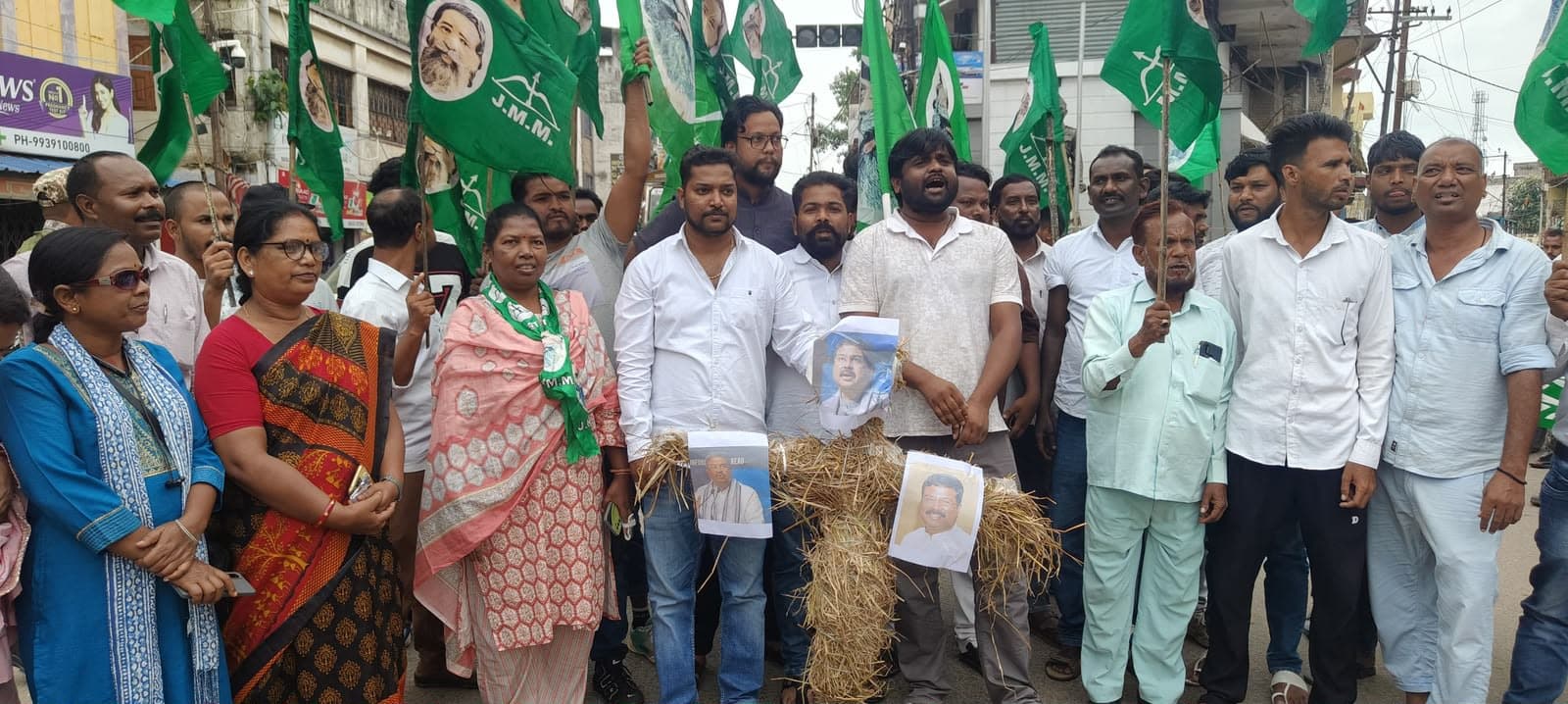 छात्र आंदोलन के समर्थन में झामुमो का प्रदर्शन, केंद्र सरकार का फूंका पुतला छात्र आंदोलन के समर्थन में झामुमो का प्रदर्शन, केंद्र सरकार का फूंका पुतला