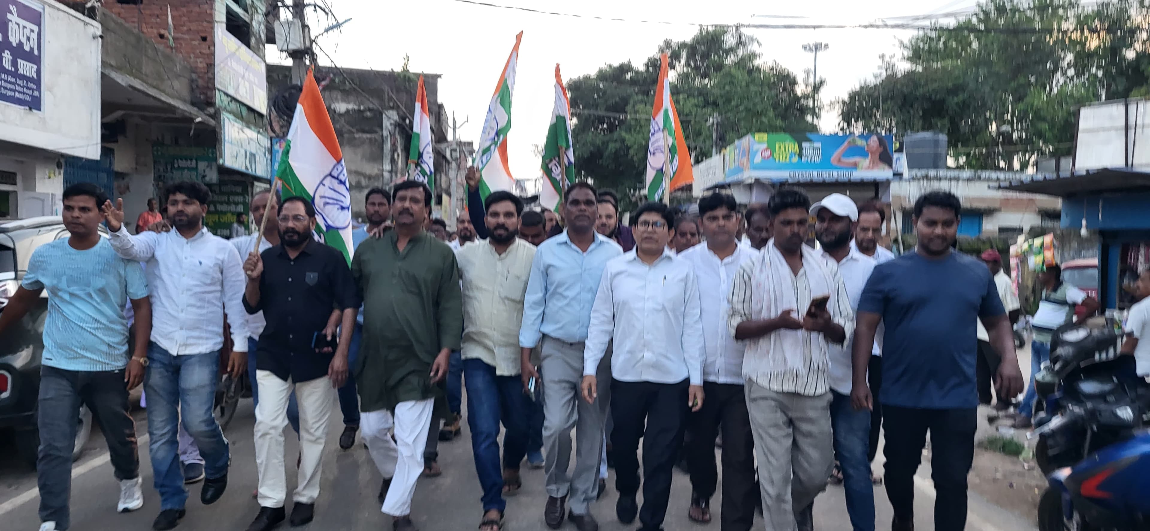 धर्मेंद्र प्रधान के इस्तीफे पर कांग्रेसियों ने मनाया जश्न धर्मेंद्र प्रधान के इस्तीफे पर कांग्रेसियों ने मनाया जश्न