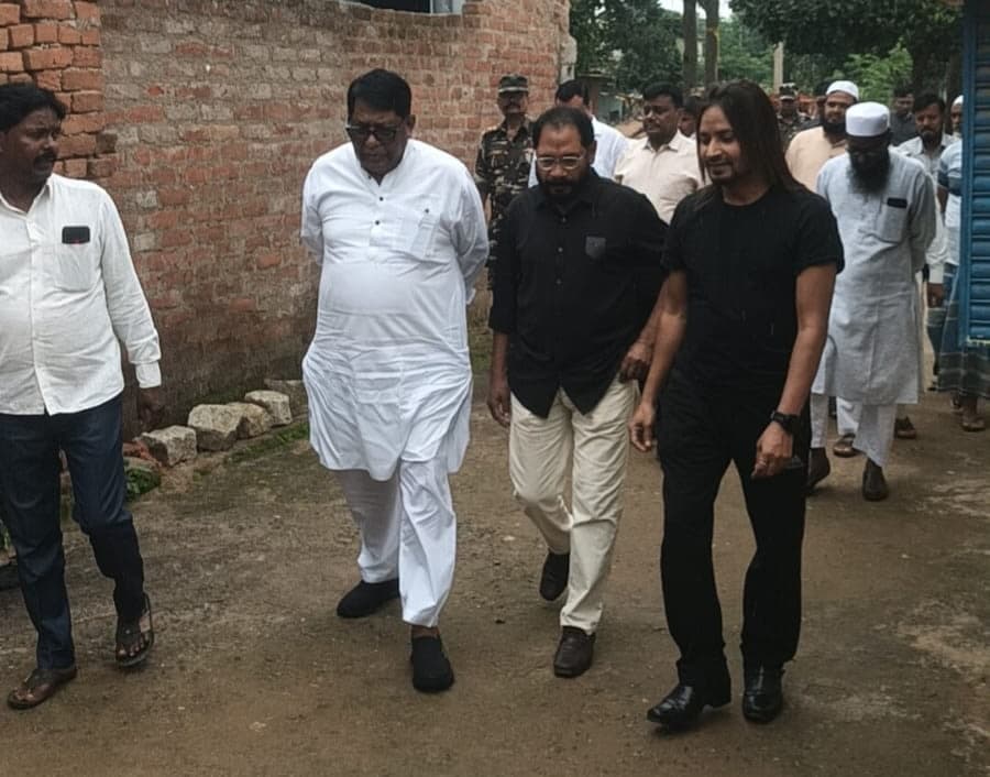 जोंजरो पहुंचकर डॉ. रामेश्वर उरांव ने शोक संतप्त परिवार को बंधाया ढांढस जोंजरो पहुंचकर डॉ. रामेश्वर उरांव ने शोक संतप्त परिवार को बंधाया ढांढस
