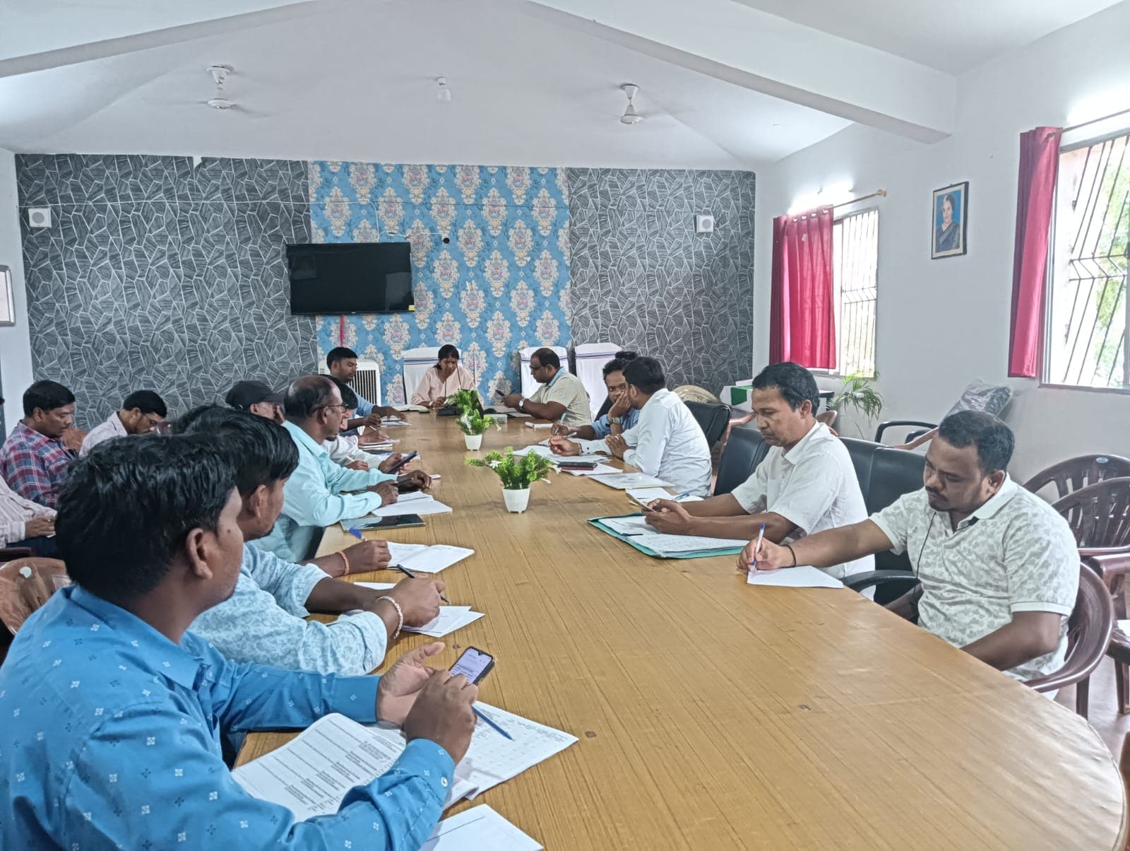 विकास योजनाओं की प्रगति पर बीडीओ सख्त, भंडरा में समीक्षा बैठक कर दिए समयबद्ध कार्य के निर्देश विकास योजनाओं की प्रगति पर बीडीओ सख्त, भंडरा में समीक्षा बैठक कर दिए समयबद्ध कार्य के निर्देश