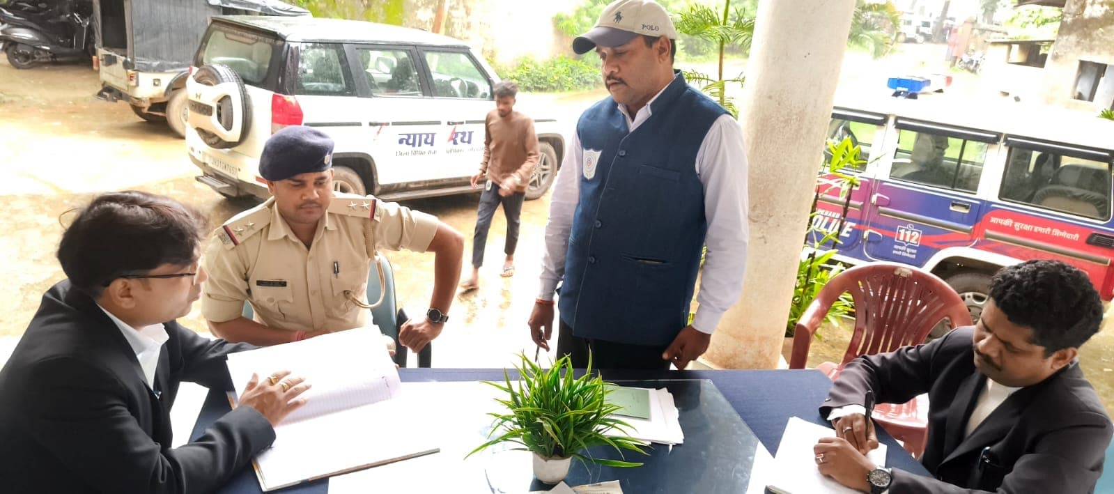 भंडरा थाना पहुंचे डालसा सचिव, विधिक सहायता और सुरक्षा व्यवस्था का लिया जायजा भंडरा थाना पहुंचे डालसा सचिव, विधिक सहायता और सुरक्षा व्यवस्था का लिया जायजा