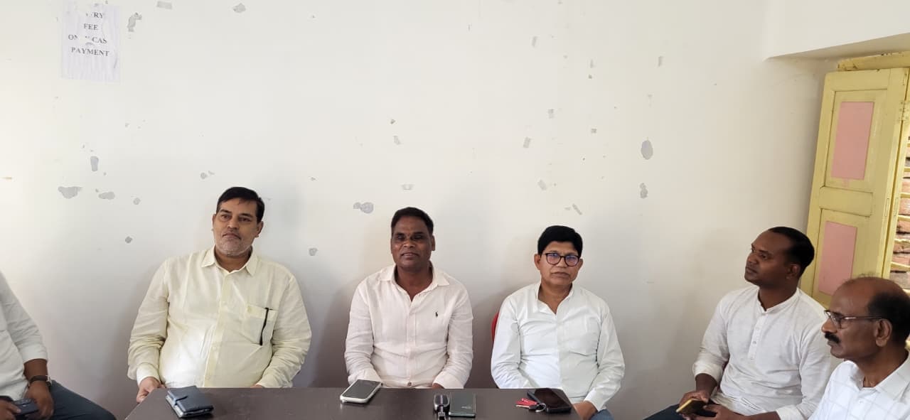 विश्व आदिवासी दिवस की तैयारियों में जुटी कांग्रेस, लोहरदगा में रणनीति तय विश्व आदिवासी दिवस की तैयारियों में जुटी कांग्रेस, लोहरदगा में रणनीति तय