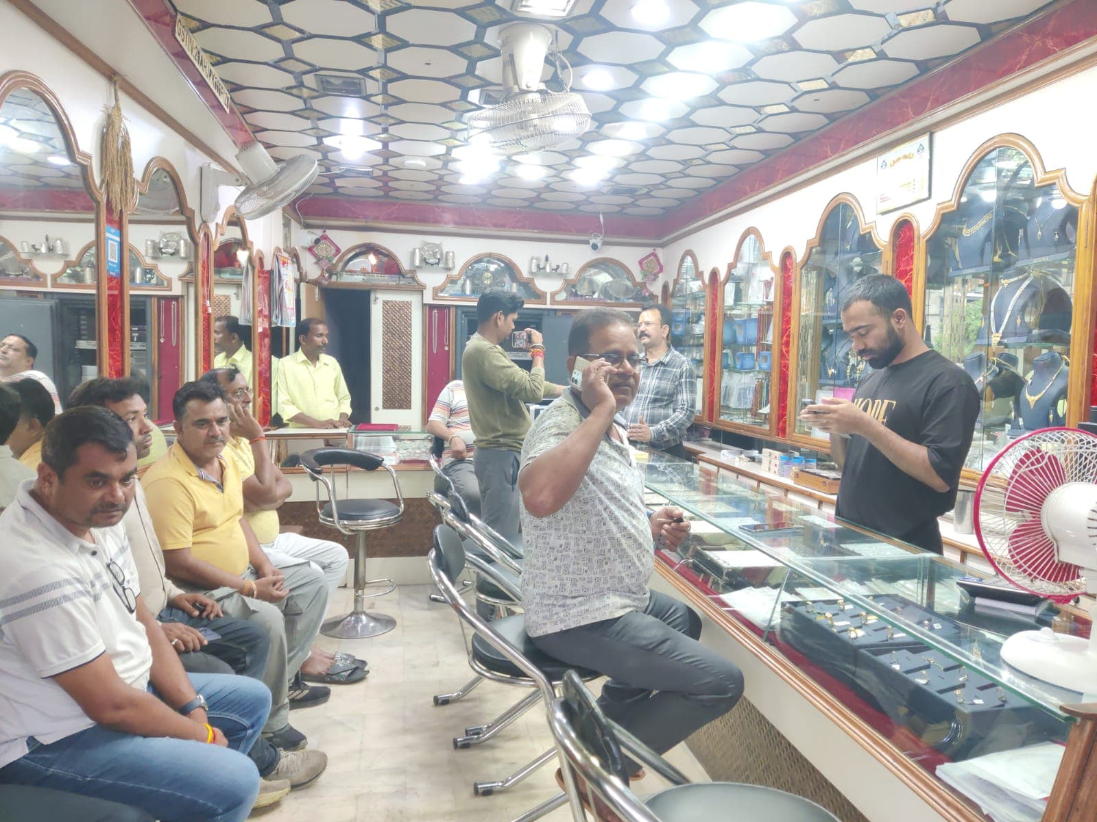 दिनदहाड़े ज्वेलर्स दुकान में लूट की कोशिश नाकाम, दुकानदार की बहादुरी से भागे बदमाश दिनदहाड़े ज्वेलर्स दुकान में लूट की कोशिश नाकाम, दुकानदार की बहादुरी से भागे बदमाश