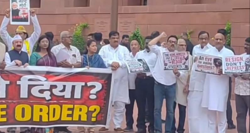 संसद परिसर में इंडिया गठबंधन का प्रदर्शन, सांसद सुखदेव भगत ने केंद्र सरकार पर बोला हमला संसद परिसर में इंडिया गठबंधन का प्रदर्शन, सांसद सुखदेव भगत ने केंद्र सरकार पर बोला हमला