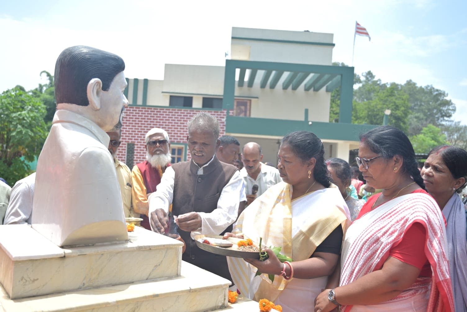 पूर्व विधायक कमल किशोर भगत की जयंती पर श्रद्धांजलि कार्यक्रम आयोजित, 1000 फलदार पौधों का किया गया वितरण पूर्व विधायक कमल किशोर भगत की जयंती पर श्रद्धांजलि कार्यक्रम आयोजित, 1000 फलदार पौधों का किया गया वितरण