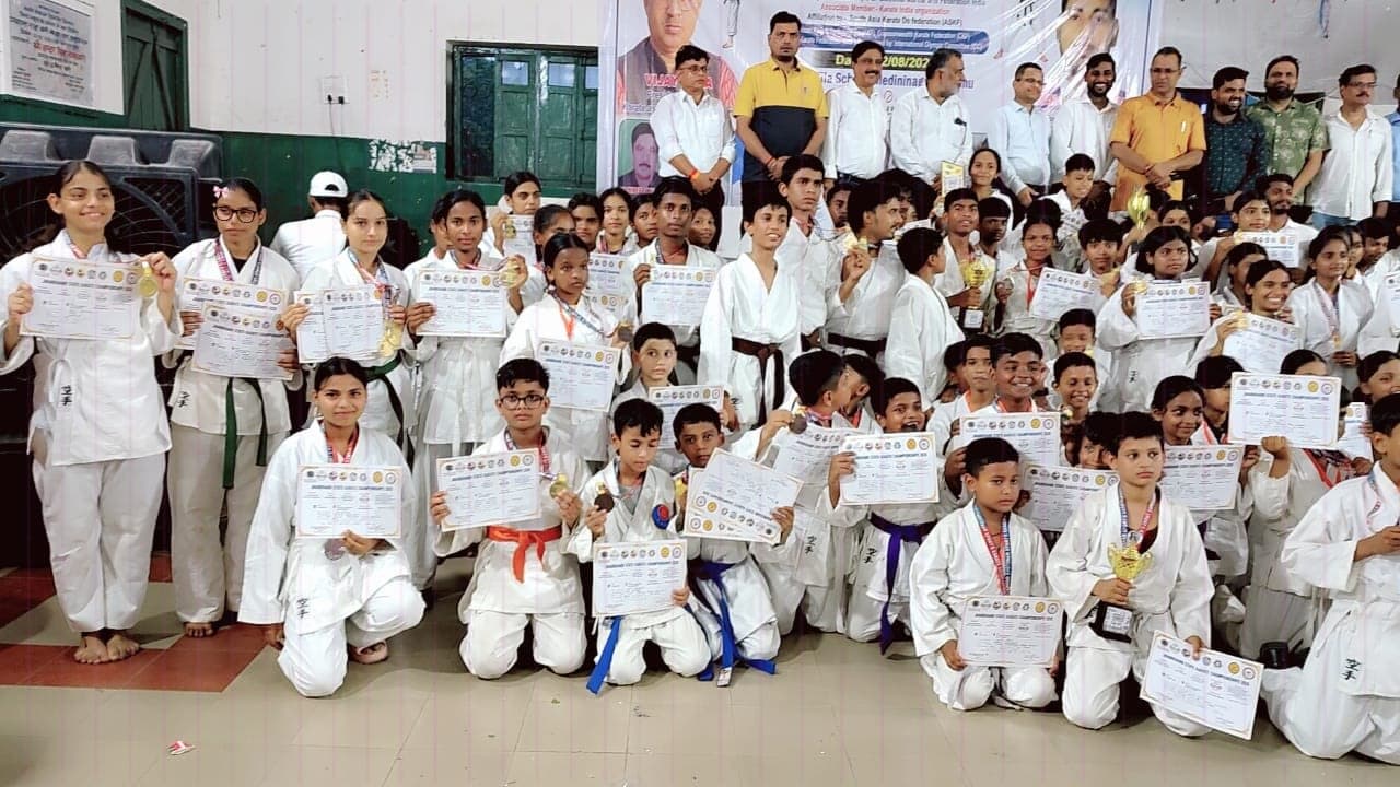 झारखंड राज्यस्तरीय कराटे प्रतियोगिता में लोहरदगा का दमदार प्रदर्शन, 28 पदक जीतकर बना उपविजेता झारखंड राज्यस्तरीय कराटे प्रतियोगिता में लोहरदगा का दमदार प्रदर्शन, 28 पदक जीतकर बना उपविजेता