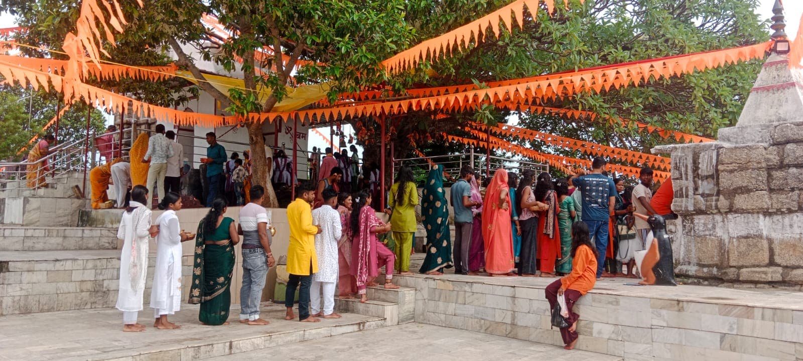 सावन के पहले सोमवार पर अखिलेश्वर धाम में उमड़ा आस्था का सैलाब सावन के पहले सोमवार पर अखिलेश्वर धाम में उमड़ा आस्था का सैलाब