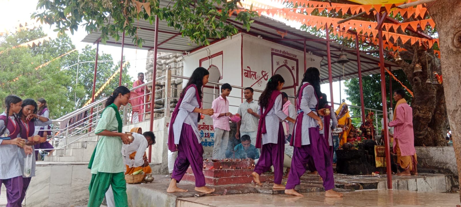 सावन के पहले सोमवार पर अखिलेश्वर धाम में उमड़ा आस्था का सैलाब सावन के पहले सोमवार पर अखिलेश्वर धाम में उमड़ा आस्था का सैलाब