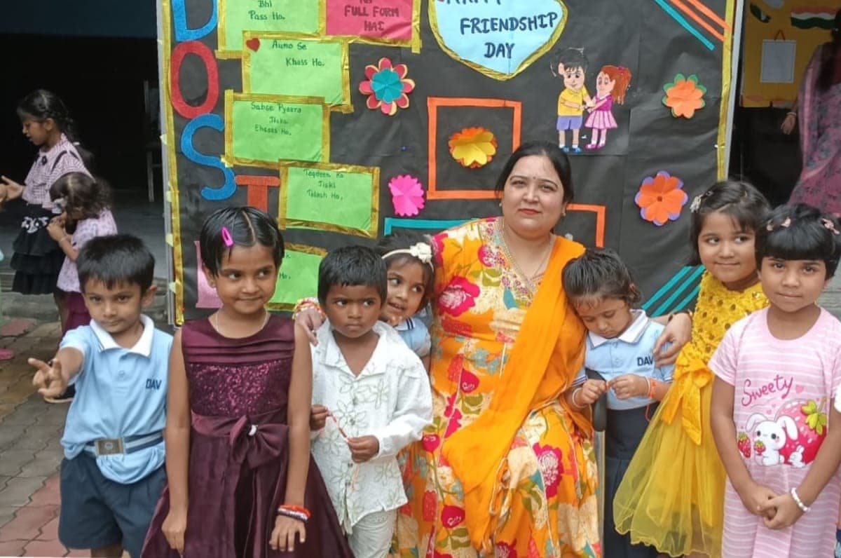 जूनियर डीएवी में मित्रता दिवस पर चित्रकारी और वक्तव्य प्रतियोगिता आयोजित जूनियर डीएवी में मित्रता दिवस पर चित्रकारी और वक्तव्य प्रतियोगिता आयोजित