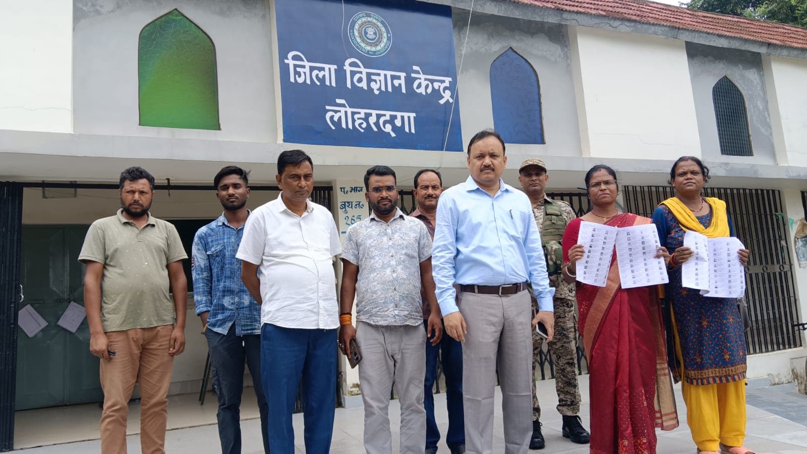 72-लोहरदगा विधानसभा क्षेत्र में ड्राफ्ट मतदाता सूची का प्रकाशन, अधिकारियों ने मतदान केंद्रों का लिया जायजा 72-लोहरदगा विधानसभा क्षेत्र में ड्राफ्ट मतदाता सूची का प्रकाशन, अधिकारियों ने मतदान केंद्रों का लिया जायजा