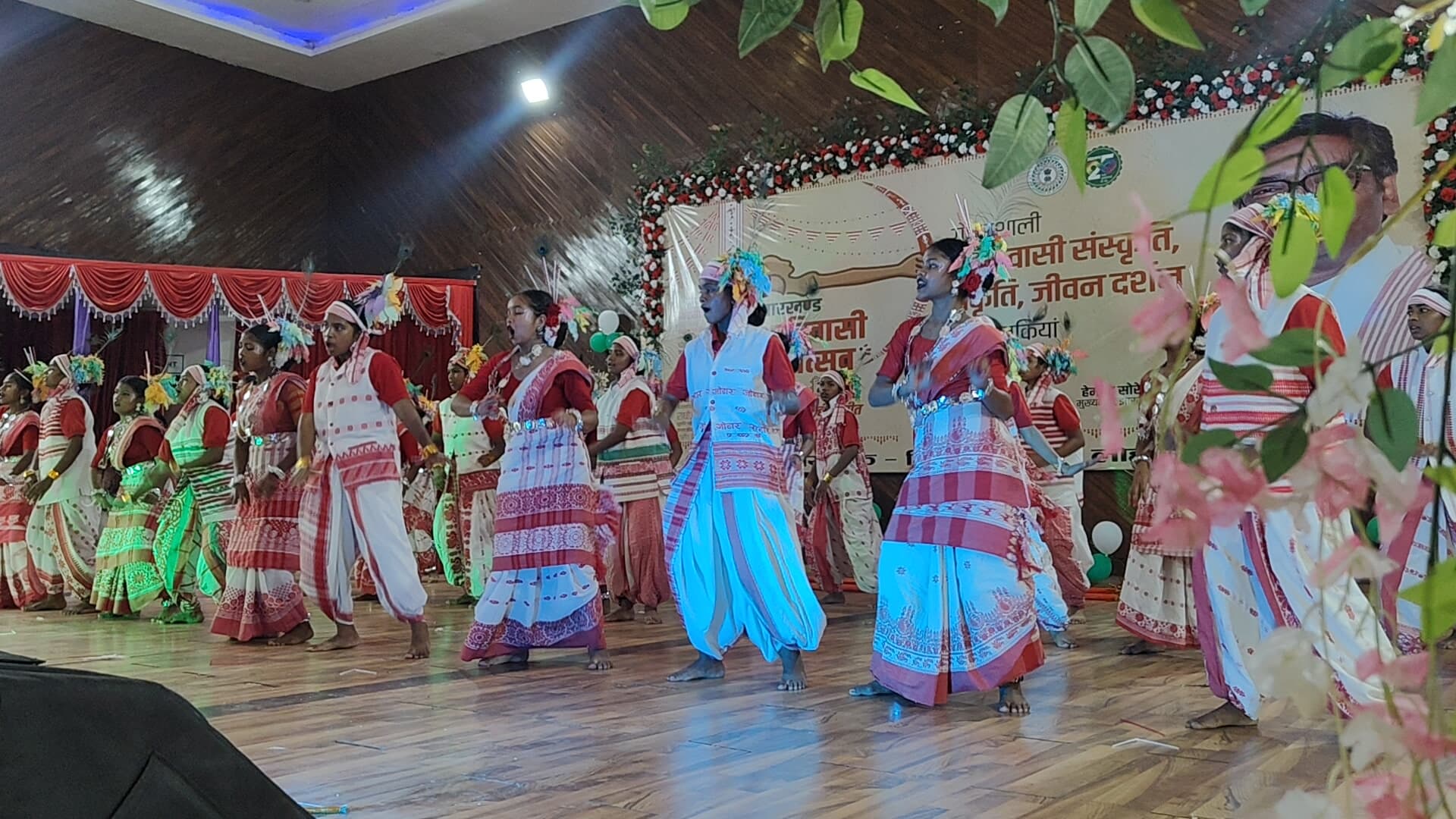लोहरदगा में धूमधाम से मनाया गया विश्व आदिवासी दिवस, सांस्कृतिक प्रस्तुतियों ने मोहा मन लोहरदगा में धूमधाम से मनाया गया विश्व आदिवासी दिवस, सांस्कृतिक प्रस्तुतियों ने मोहा मन