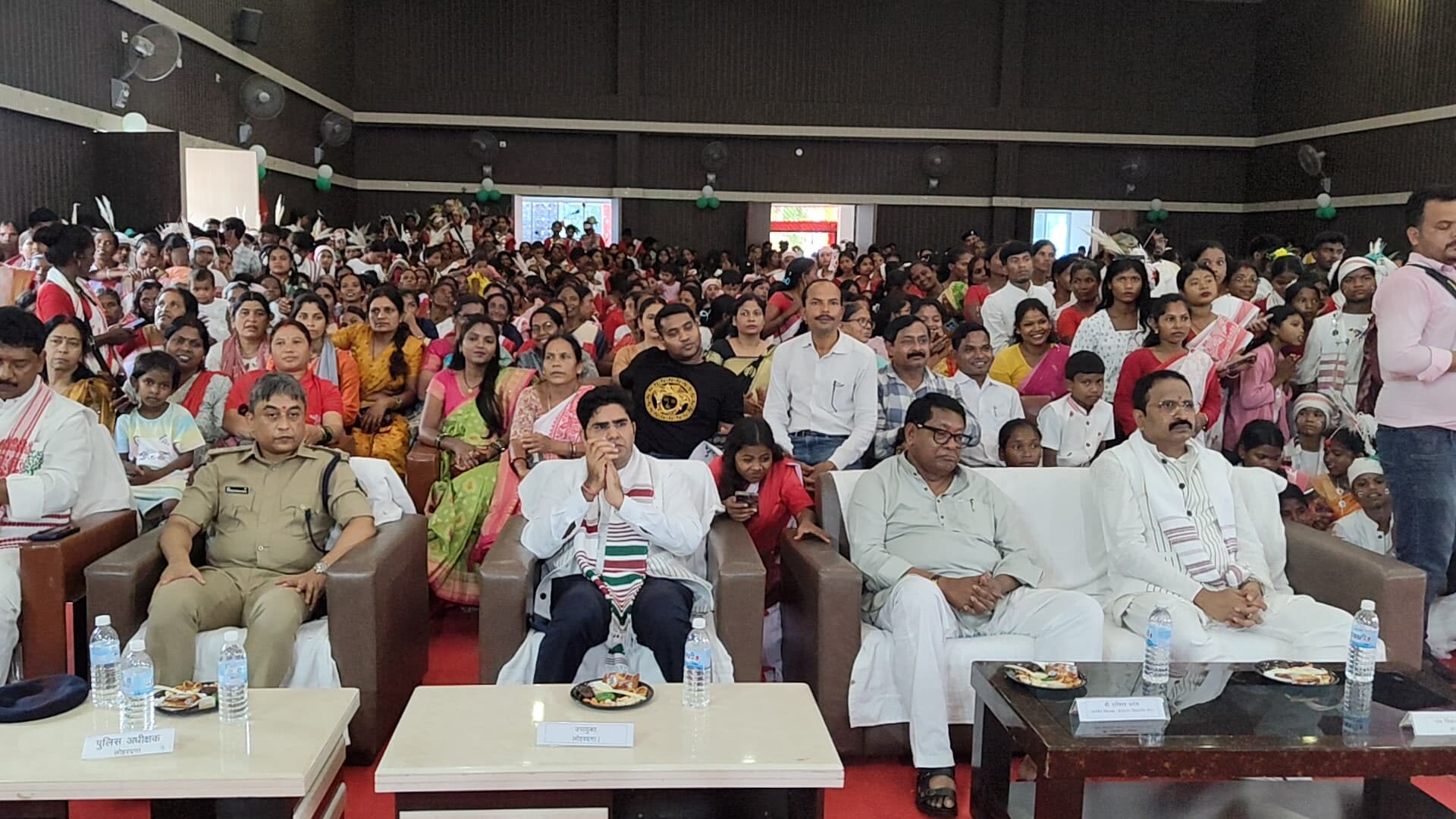 लोहरदगा में धूमधाम से मनाया गया विश्व आदिवासी दिवस, सांस्कृतिक प्रस्तुतियों ने मोहा मन लोहरदगा में धूमधाम से मनाया गया विश्व आदिवासी दिवस, सांस्कृतिक प्रस्तुतियों ने मोहा मन